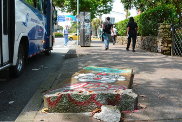 12 días lleva tirado en el suelo. Un ciudadano notó la caída del muro en el que estaban instalados los antiguos teléfonos públicos en la carrera 23 con calle 66 de la Avenida Santander, sector El Cable. El denunciante encontró guadua dentro de la estructura y según miembros de la Sociedad Caldense de Ingenieros y Arquitectos (SCIA) están obsoletos.