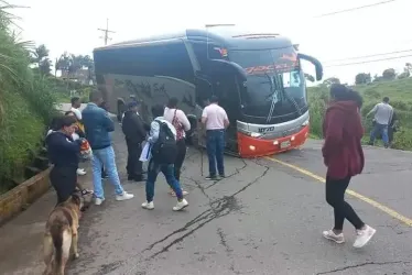 Así quedó el bus en la Troncal de Occidente este martes. 