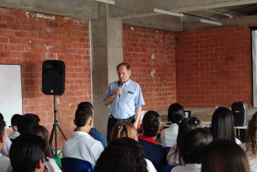 El docente Gonzalo Duque Escobar durante su presentación en la escuela Abraham Montoya.