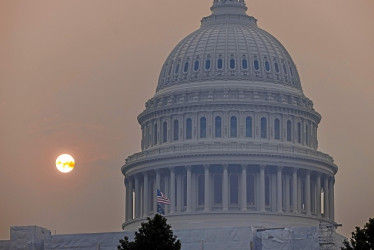 El humo de los incendios de Canadá llena de neblina el memorial de Iwo Jima, en Arlington, Virginia, (Estados Unidos).