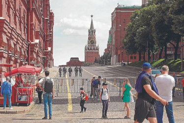 La gente caminó ayer cerca de las barreras que bloquean el camino a la Plaza Roja en Moscú, Rusia. El 24 de junio, se aplicaron medidas antiterroristas en Moscú y otras regiones rusas, después de que el jefe de la empresa militar privada (PMC) Wagner Group afirmó que las tropas habían ocupado el edificio de la sede del Distrito Militar del Sur en Rostov-on-Don, exigiendo una reunión con los jefes de defensa de Rusia.