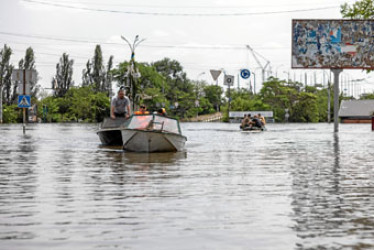 Foto | EFE | LA PATRIA  Residentes y trabajadores de los servicios de rescate usan barcas para moverse en una zona inundada de Jersón, Ucrania.