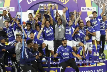 Jugadores de Millonarios celebran al ganar hoy la final de la Primera División del fútbol profesional colombiano ante Atlético Nacional en el estadio El Campín en Bogotá.