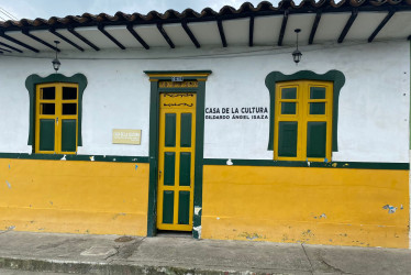 La Casa de la Cultura se ubica a dos calles del parque al frente de la Estación de Policía.