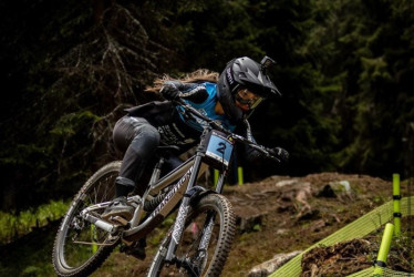 Valentina Roa ganó ayer la clasificación de la Copa Mundo que se corre hoy. Abajo, la deportista aparece con su técnico, Steven Ceballos.