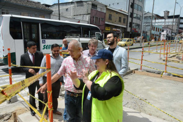 En la mañana de ayer, los concejales de Manizales visitaron las obras del bulevar de la 19 para escuchar a la Alcaldía sobre los avances de este proyecto. En la foto, la secretaria de Obras Públicas, Claudia María Salazar, escucha los consejos de Luis Gonzalo Valencia, corporado del Partido Conservador. Atrás, Christian Pérez, Martín Sierra y Jesús David Londoño, secretario de TIC y Competitividad.