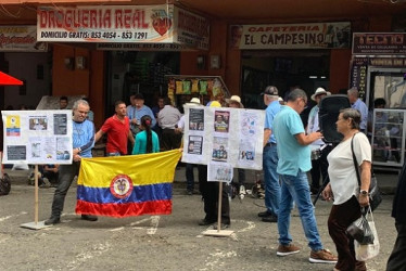 Algunas personas salieron con pancartas y mensajes cerca de la plaza de mercado de Anserma (Caldas) pidiendo la aprobación de las reformas que el Gobierno Petro presentó al Congreso.º