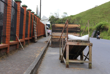 En este sector de la vía, aledaño al coliseo de Ferias y Exposiciones, se arman las pesebreras para albergar temporalmente los equinos que van a competir. Aunque en ocasiones anteriores este lugar se usaba como parqueadero, en este puente festivo los conductores tendrán que buscar otro lugar para dejar su carro o moto.