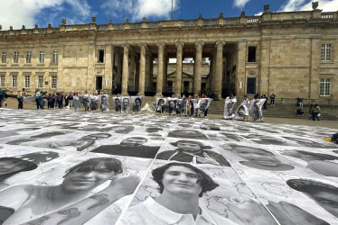 Ciudadanos y activistas participaron este miércoles de una intervención que mostraba 400 rostros de comunidad migrante, refugiada, retornada y receptora, con motivo del Día Mundial del Refugiado, en la Plaza de Bolívar de Bogotá. 