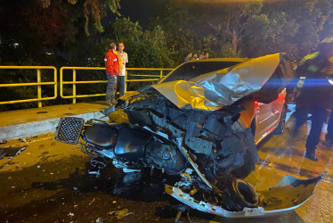 La motocicleta quedó prácticamente incrustada en el vehículo que la chocó, el miércoles cerca de la entrada a Villamaría. El occiso quedó a pocos metros.