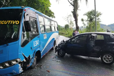 Una buseta de Socobuses y un carro chocaron en el descenso a La Linda