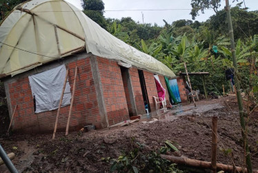 En la vereda El Cerro de Anserma (Caldas) las lluvias han generado dos deslizamientos, en menos de un año, en la casa de Guirlesa Osorio y su esposo. Le indicaron desalojar, pero los afectados aseguran no tener a dónde ir.