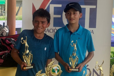 David Uribe (izquierda), doble campeón en el Grado 3 de Tenis que se disputó en el Club Campestre de Manizales.