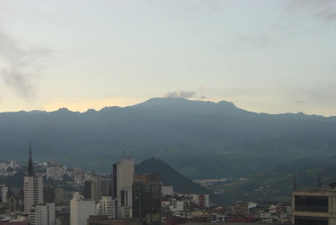 Así lucía el volcán Nevado del Ruiz en la mañana de este lunes festivo desde la sede del Observatorio Vulcanológico y Sismológico de Manizales, en el barrio Chipre de la capital caldense.