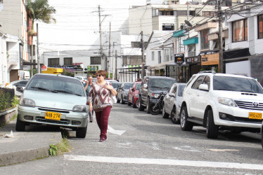 Foto | Luis Trejos | LA PATRIA  Peatones y ciclistas se quejan, registran y reprochan que vehículos se estacionen en andenes, bulevares y ciclorrutas de Manizales. Según el reporte de varios ciudadanos, la situación de mal parqueo es un problema que crece a diario. Exigen atención y control a las autoridades. 