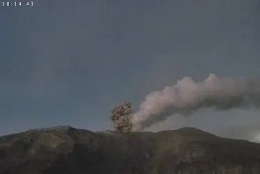 Emisión de ceniza este domingo vista desde la cámara en el sector del cerro Piraña y cañón del río Azufrado.