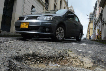 En la carrera 21 entre calles 22 y 23 del Centro de la ciudad, la comunidad se queja del deterioro de la malla vía. Lo mismo sucede en otros sectores, en donde se registran unos 30 huecos. La ciudadanía exige el reparo definitivo y duradero de las calles.