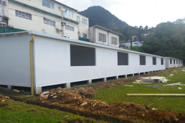 En la cancha de la Institución Nacional Fundadores construyen las aulas temporales para estudiantes de la Normal de Riosucio. Desde hace unos seis años los estudiantes pasan por la incomodidad de recibir clases en espacios por fuera de la sede. 