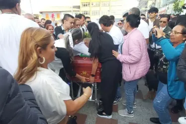 Las personas que asistieron al sepelio en Neira.