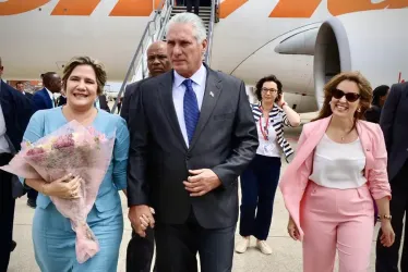 Fotografía cedida por la Presidencia de Cuba que muestra la llegada del mandatario cubano, Miguel Díaz-Canel, junto a su esposa, Lis Cuesta, a Bruselas para la Cumbre de la Unión Europea (UE) y la Comunidad de Estados Latinoamericanos y Caribeños (Celac), hoy, en Bruselas (Bélgica).