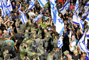 La policía israelí hace retroceder a los manifestantes antigubernamentales.