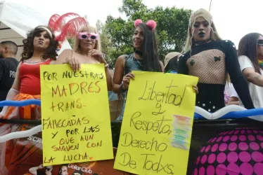 Los carteles también fueron un medio de expresión durante la Marcha del Orgullo.