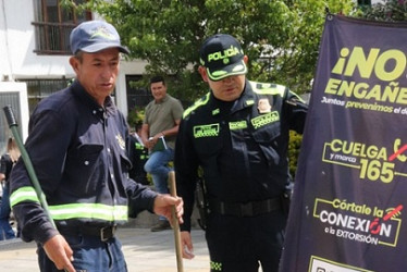 Corrió a retirar los excrementos