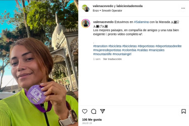 Captura de pantalla de la publicación que la primera gestora social de Manizales, Valentina Acevedo, hizo en sus redes sociales, por la cual la Corporación Cívica de Caldas le hace un llamado de atención. En la foto se la aprecia sosteniendo un botón distintivo de la campaña política de David Islem Ramírez, candidato a la Gobernación de Caldas.