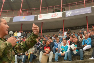 Militar se dirige a jóvenes definiendo su situación militar.