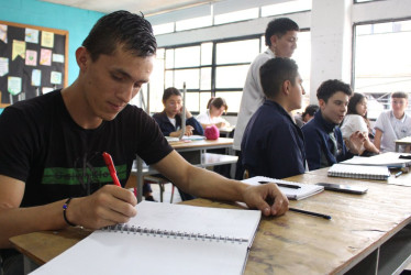 Entre estudiantes del grado décimo se encuentra Víctor Manuel Galeano, uno de los seis alumnos extraedad que adelantan estudios con el programa 