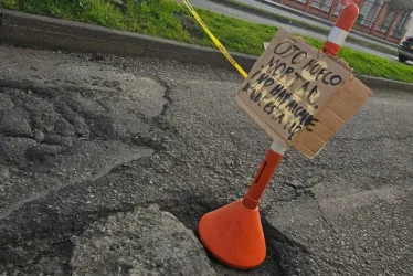 Este mensaje lo pusieron ayer habitantes de la Avenida Santander, cerca del Batallón Ayacucho, para protestar por los daños en la vía. Aguas de Manizales intervendrá hoy el lugar.