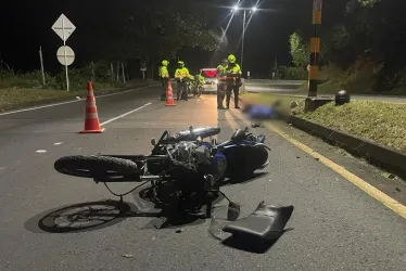 Accidente de tránsito esta madrugada en la vía Chinchiná-Manizales, en el que perdió la vida un motociclista. 