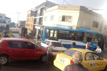 Dos carros y una buseta, involucrados en accidente en Manizales sin lesionados