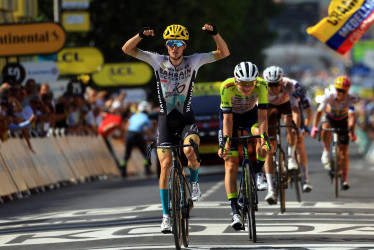 El ciclista español Pello Bilbao (Bahrain-Victorious( (izquierda) le ganó el pulso final de la 10.ª etapa del Tour de Francia al alemán Georg Zimmermann (Intermarche-Circus-Wanty).