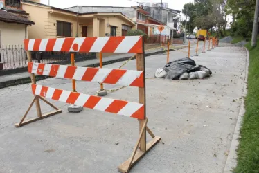 Uno de los dos carriles está habilitado para transitar, mientras atienden el otro.