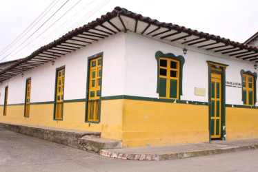 No hay rampas para acceder a la Casa de la Cultura, aunque David Orozco Londoño, secretario de Gestión Social, recalca que esta “sí tiene acceso para los discapacitados”, pero es porque cuenta con una rampa adentro de la vivienda, que remplazó unas escalas.