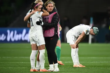 Foto | EFE | LA PATRIA Una decepcionada Megan Rapinoe (derecha) de EE. UU. luego de su derrota ante Suecia durante el partido de fútbol de octavos de final de la Copa Mundial Femenina de la FIFA 2023 en el Estadio Rectangular de Melbourne en Melbourne, Australia.