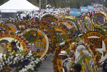 Silleteros participan en la edición 66 del Desfile de Silleteros de la Feria de las Flores hoy, en Medellín