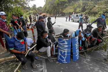 Foto | EFE | LA PATRIA  En la zona los indígenas subrayan que no van a levantar el bloqueo hasta que el Gobierno no se siente a dialogar.