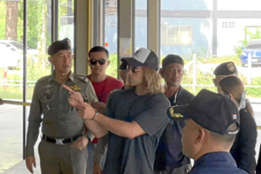 La policía tailandesa arrestó al ciudadano español de 29 años, Daniel Jeronimo Sancho (de gorra), acusado de matar al cirujano colombiano Edwin Arrieta Arteaga