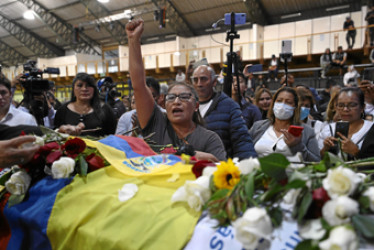 El féretro de Fernando Villavicencio salió del cementerio al que había sido trasladado para tener un breve velatorio público antes de regresar al camposanto y proceder con su inhumación.