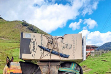 A lomo de mula llegó la nevera para la escuela de la vereda San Isidro, que servirá para conservar los alimentos perecederos que reciben los estudiantes.