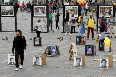 Foto | EFE | LA PATRIA  Fotografías de personas desaparecidas son exhibidas para mostrar la labor de la Unidad de Búsqueda de Personas Desaparecidas (UBPD).