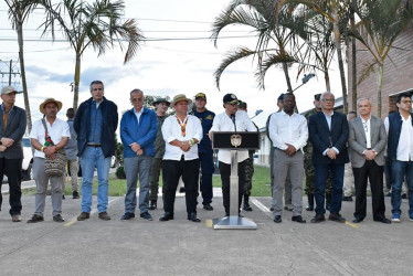 Gustavo Petro condiciona negociaciones de paz a cese de hostilidades contra civiles.