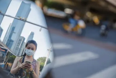 Una mujer usando tapabocas en Beijing (China), donde la cepa EG.5 de la variante Omicron ha sido la fuente más representativa de la covid-19. 