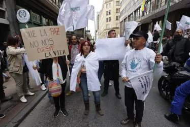 Excombatientes desmovilizados de las Farc se manifiestan hoy en Bogotá. Los exintegrantes de las Farc y firmantes de paz marcharon para exigir el respeto al Acuerdo de Paz del 2016 tras el fallido atentado en la capital contra Marino Molina Cruz, exnegociador en La Habana e integrante de la Dirección Nacional del Partido Comunes.