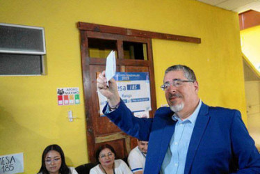 Foto | Tomada del Twitter @BarevalodeLeon | LA PATRIA Bernardo Arévalo de León ayer en su puesto de votación asignado en la elección presidencial.