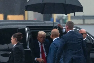 El expresidente estadounidense Donald J. Trump (centro) llega al Aeropuerto Nacional Ronald Reagan de Washington después de que la jueza Tanya Sue Chutkan lo procesara en Washington, en Arlington, Virginia, EE. UU.