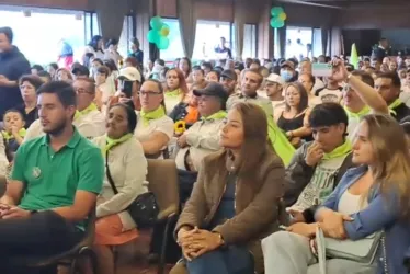 Valentina Acevedo (c), primera gestora de Manizales, en un acto político el sábado en el Fondo Cultural del Café.