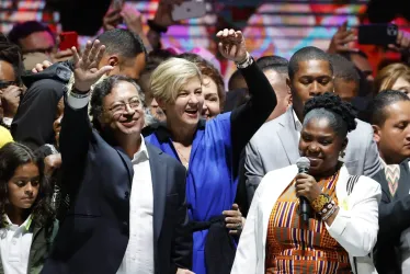  El presidente, Gustavo Petro, en compañía de su esposa, Verónica Alcocer; y la vicepresidenta, Francia Márquez, el día que ganaron las elecciones. 